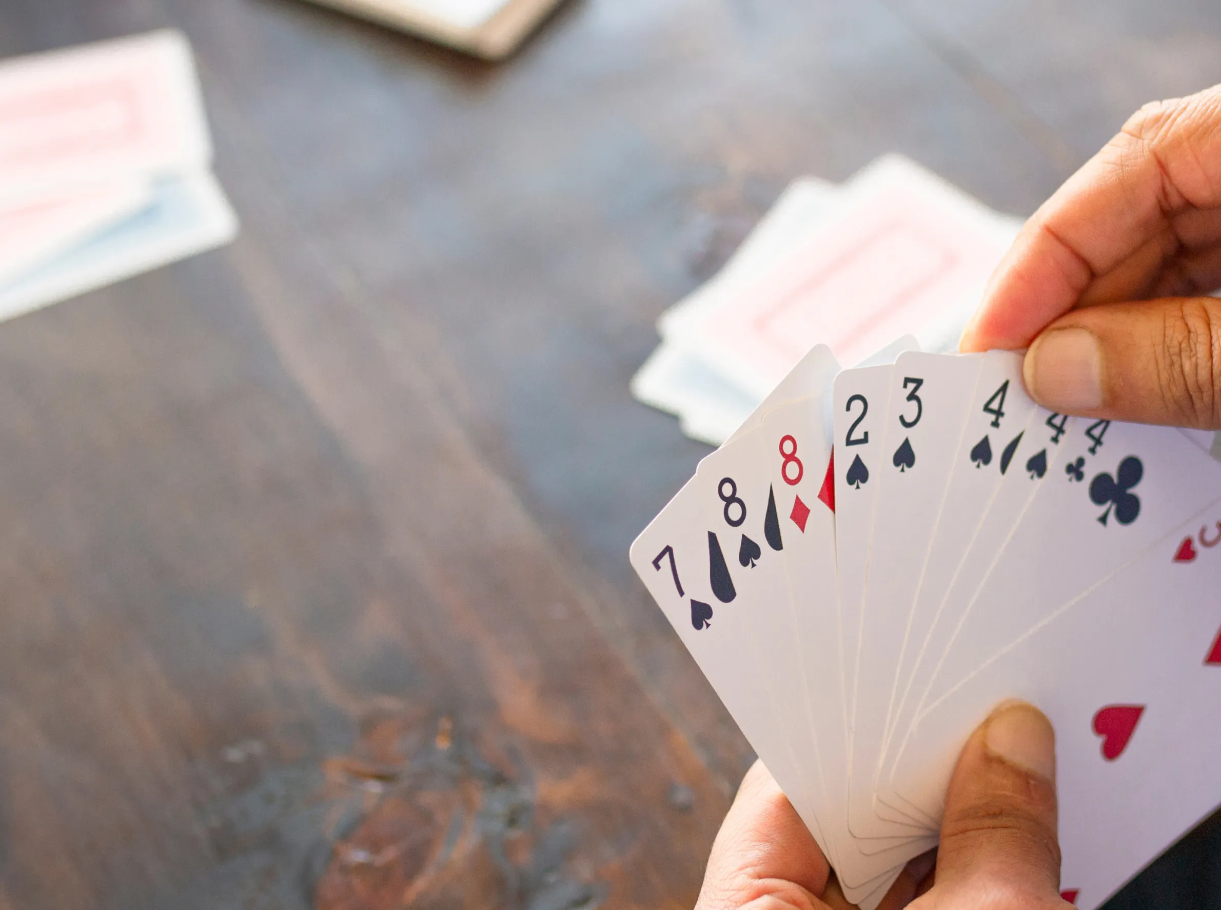 Händer som håller spelkort – symbol för vardaglig fingerfärdighet trots OFF-episoder vid Parkinsons sjukdom