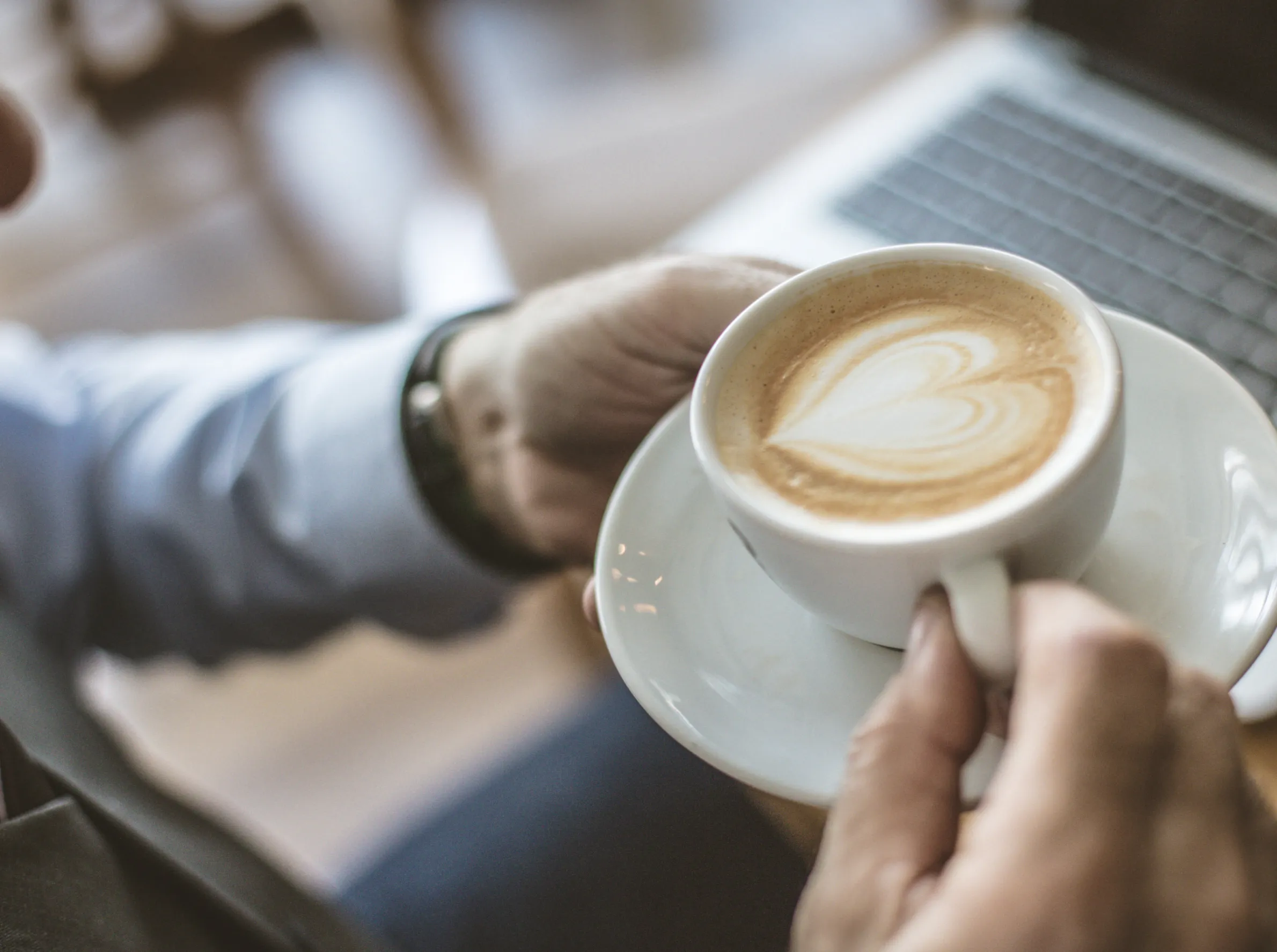 Person håller kaffekopp i vardaglig miljö – symbol för dagliga aktiviteter som kan begränsas av OFF-episoder vid Parkinsons sjukdom