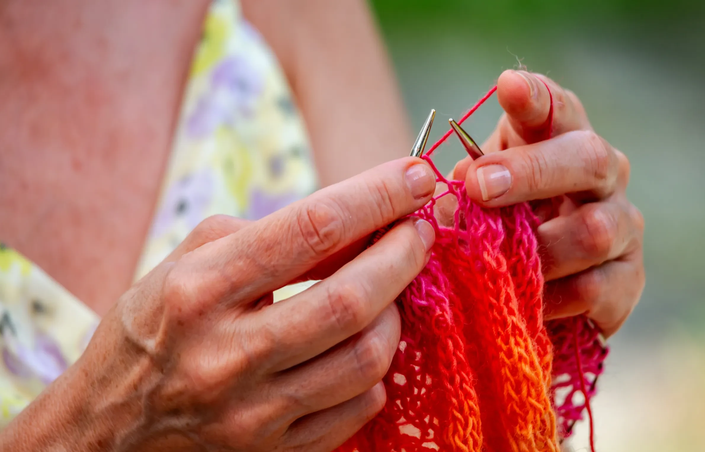 Händer som stickar – symbol för bibehållen finmotorik och trygg vardag trots Parkinsons sjukdom